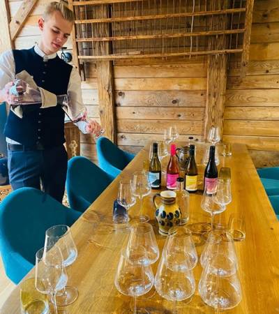 Florian bei der Weinverkostung im Hotel Johannis in Dorf Tirol